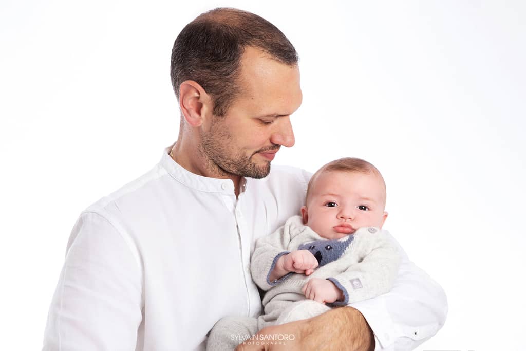 photo famille papa et bébé paul