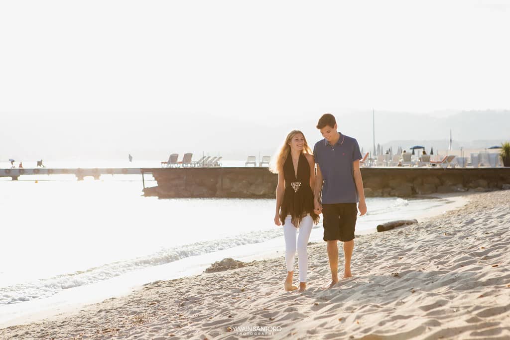 Shooting photo de couple à Antibes Juan-les-Pins sur une plage