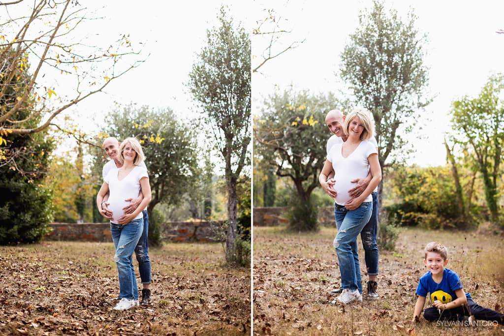 Exemple séance photo grossesse en famille dans jardin avec feuilles mortes d'automne